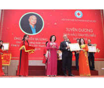 Siêu thị Euplaza.vn nhận cúp Tấm lòng vàng nhân ái năm 2018 của Hội Chữ Thập Đỏ Việt Nam.